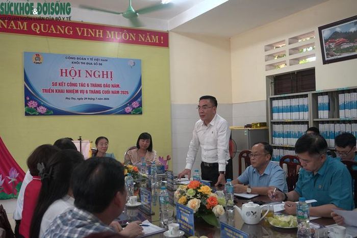 TS.BS Nguyễn Lương Tâm, Chủ tịch Công đoàn Y tế Việt Nam phát biểu chỉ đạo tại hội nghị. Ảnh Lê Bảo