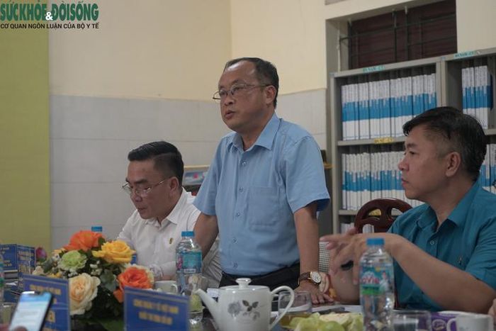 Thầy thuốc Nhân dân, BSCKI Lương Ngọc Cương, Giám đốc Trung tâm Điều dưỡng - Phục hồi chức năng tâm thần Việt Trì phát biểu tại hội nghị. Ảnh Lê Bảo