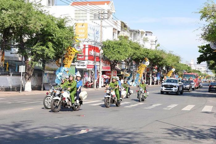 Các lực lượng đã tham gia diễu hành trên các tuyến đường trung tâm khu vực Nha Trang nhằm lan tỏa thông điệp "phòng, chống mua bán người là trách nhiệm của mỗi cá nhân, gia đình và toàn xã hội". Ảnh: Công an Khánh Hòa cung cấp.