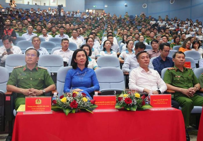 Lãnh đạo và đại biểu dự Lễ phát động. Ảnh: Công an Khánh Hòa cung cấp.