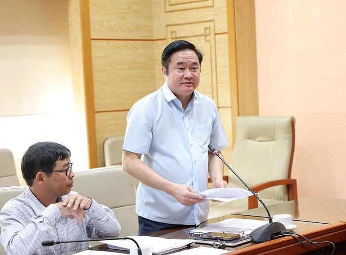Cục trưởng Cục Phòng bệnh Hoàng Minh Đức báo cáo, làm rõ thêm về dự thảo Thông tư ( Ảnh: Trần Minh)