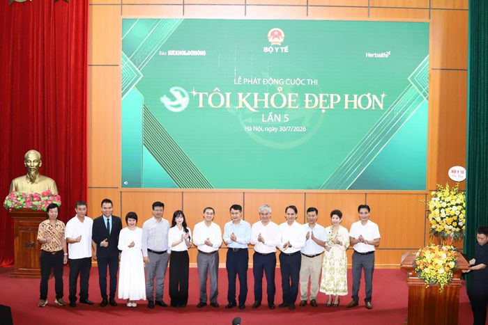 Thứ trưởng Trần Văn Thuấn chụp ảnh lưu niệm cùng Ban Tổ chức, Hội đồng Giám khảo và các đại biểu. Ảnh: Trần Minh