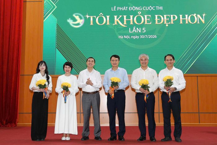 GS.TS Trần Văn Thuấn - Thứ trưởng Bộ Y tế tặng hoa Ban Tổ chức và Hội đồng Giám khảo cuộc thi. Ảnh: Trần Minh