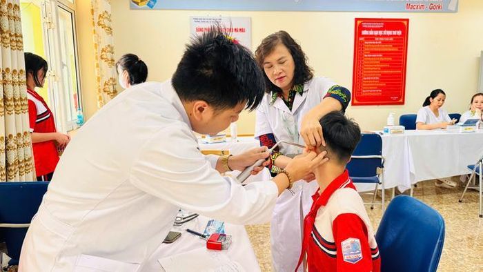 Khám sức khỏe định kỳ cho học sinh Trường Tiểu học và Trung học cơ sở Bãi Cháy. Ảnh: Tiến Sinh