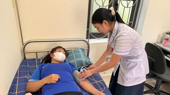 Bác sĩ khám sức khỏe cho bệnh nhân tại Trạm Y tế xã Lương Minh. Ảnh: Tiến Sinh