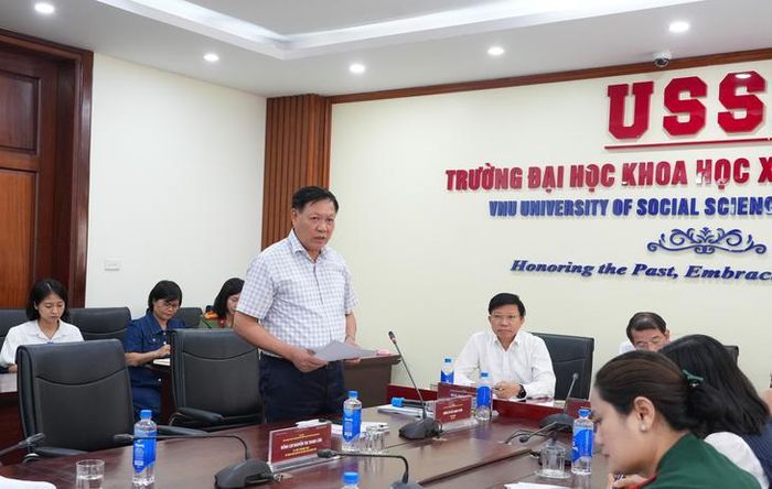 Thứ trưởng Bộ Y tế Đỗ Xuân Tuyên trình bày tham luận tại Hội thảo.