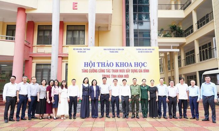Lãnh đạo Ban Tuyên giáo và Dân vận Trung ương, Bộ Văn hóa, Thể thao và Du lịch, Bộ Y tế cùng các đại biểu, nhà khoa học chụp ảnh lưu niệm tại Hội thảo.