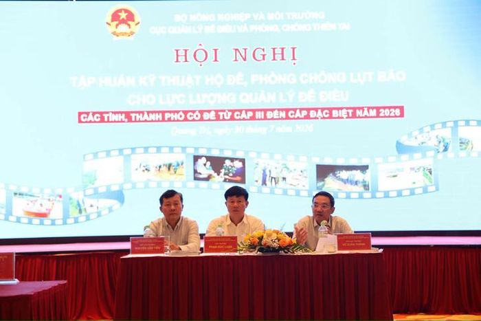 Đồng chủ trì Hội nghị có Cục trưởng Cục Quản lý đê điều và Phòng, chống thiên tai Phạm Đức Luận cùng Phó Cục trưởng Nguyễn Văn Tiến, Phó Cục trưởng Vũ Xuân Thành. Ảnh: Ngọc Hà