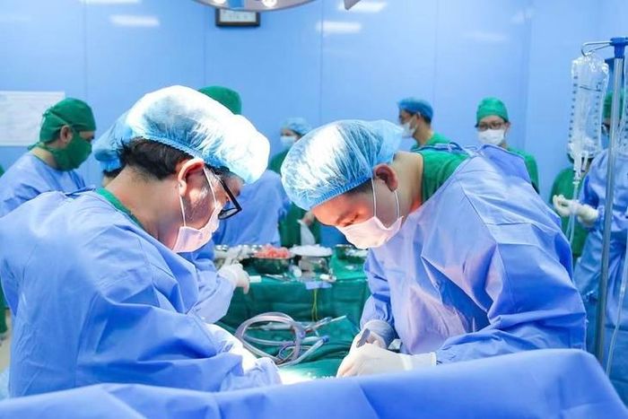 Các bác sĩ đang tiến hành lấy thận hiến tại Quảng Ninh về ghép cho bé trai 7 tuổi. Ảnh: BVCC