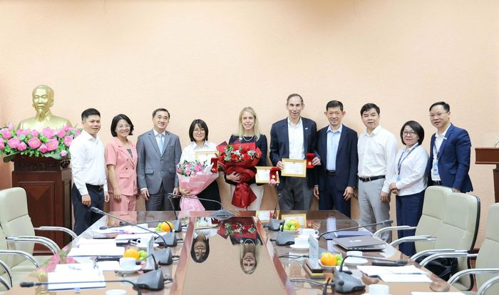 Thứ trưởng Trần Văn Thuấn cùng các đại biểu chúc mừng các cá nhân nhận Kỷ niệm chương "Vì Sức khỏe nhân dân". Ảnh: Trần Minh