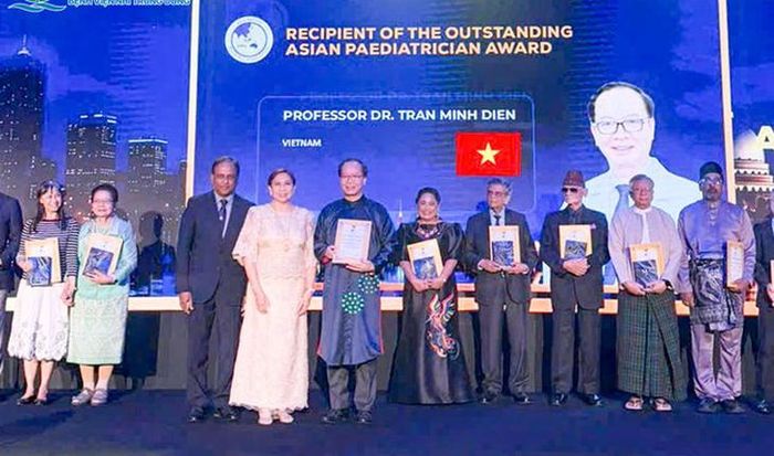 GS.TS. Trần Minh Điển nhận Giải thưởng Bác sĩ Nhi khoa Châu Á xuất sắc năm 2026 tại Lễ trao giải trong khuôn khổ Hội nghị APCP 2026. Ảnh:BVCC