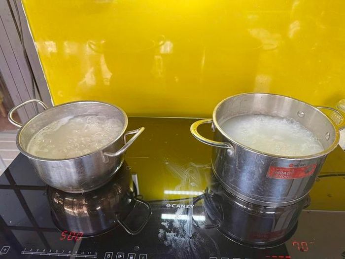 Nếu điều kiện kinh tế và nguồn điện ổn định, nên chuyển sang bếp từ thay thế nhiên liệu rắn để bảo vệ sức khỏe lâu dài cho gia đình và tiết kiệm thời gian chế biến. Ảnh Hoàng Nam