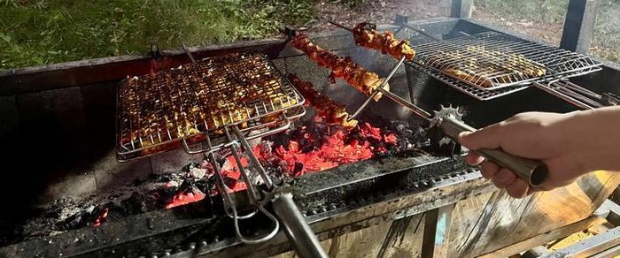 Đun nấu bằng nhiên liệu truyền thống có thể gây ô nhiễm không khí. Ảnh: Hoàng Nam
