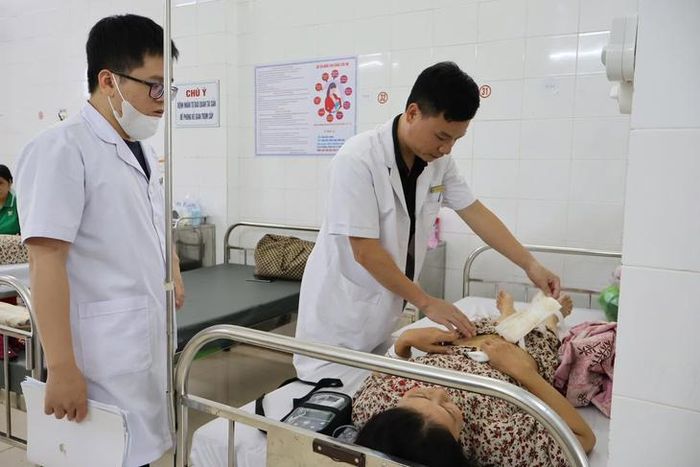 Các bác sĩ Bệnh viện Phụ sản Thái Bình thực hiện ca phẫu thuật lấy khối u xơ nặng gần 3kg cho người phụ nữ. Ảnh: BVCC.