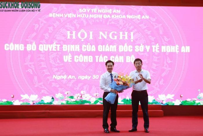 TS.BS Nguyễn Văn Thương, Phó Giám đốc Sở Y tế Nghệ An trao quyết định bổ nhiệm, tặng hoa chúc mừng BS.CKII Nguyễn Tất Ngọc - tân Phó Giám đốc Bệnh viện Hữu nghị Đa khoa Nghệ An. Ảnh: Vũ Đồng