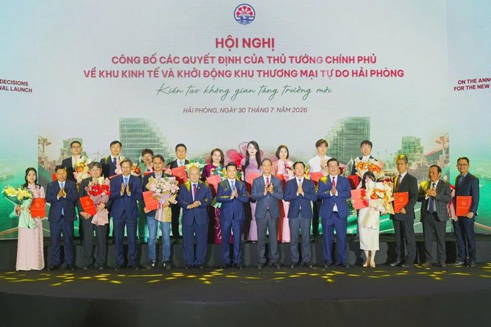 Thành phố Hải Phòng tiến hành trao Giấy chứng nhận đăng ký đầu tư cấp mới và điều chỉnh tăng vốn cho 13 dự án ngay tại hội nghị cho các doanh nghiệp. Ảnh: Cổng TTDTHP