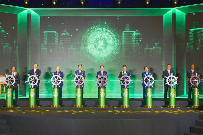 Các đại biểu bấm nút khởi động Khu Thương mại tự do Hải Phòng. Ảnh: Cổng TTDTHP