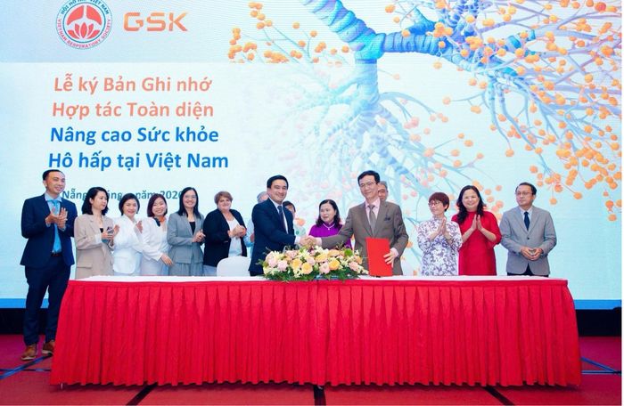 Lễ ký Bản ghi nhớ hợp tác có sự chứng kiến của lãnh đạo Sở Y tế TP. Đà Nẵng, lãnh đạo Tổng Hội Y học Việt Nam cùng các đơn vị liên quan. Ảnh: Thủy Trúc