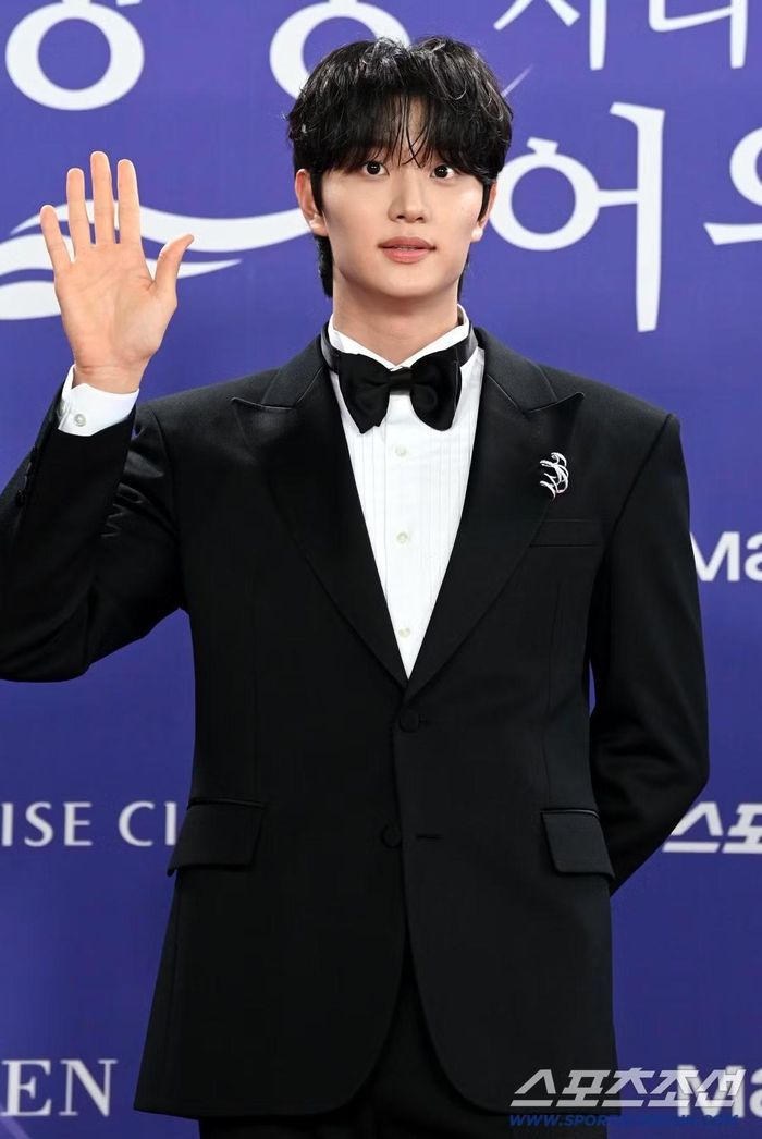 Kim Jae Won vừa thanh lịch vừa toát vibe "cún yêu" như Shin Soon Rok (Yumi's Cell 3) xé truyện bước ra.