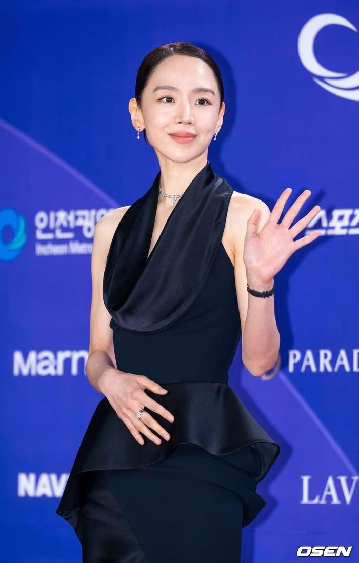 Shin Hye Sun thanh lịch với "chất liệu nữ CEO" đi dự tiệc tập đoàn.