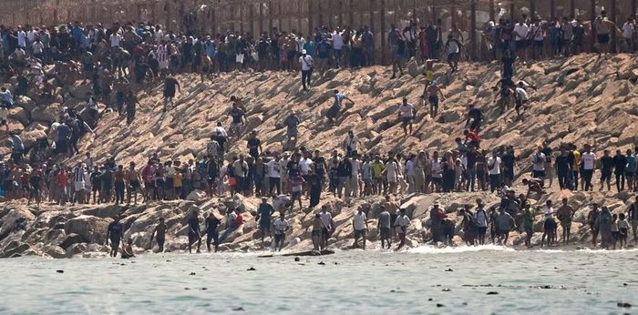 Lãnh đạo chính quyền Ceuta, ông Juan Jesus Vivas, đã kêu gọi chính phủ Tây Ban Nha ban bố tình trạng khẩn cấp về an ninh quốc gia, đồng thời tăng cường lực lượng cảnh sát và quân đội nhằm bảo vệ biên giới cũng như đảm bảo an toàn cho người dân.