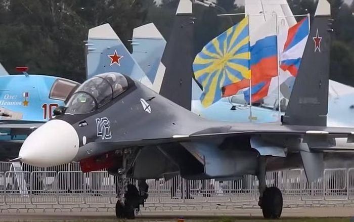 Sau giai đoạn ném bom, phi công đã tấn công các đoàn xe bọc thép giả định bằng rocket không điều khiển S-8 và pháo tự động 30 mm GSh-30-1 tích hợp, cho phép họ thực hành đầy đủ nhiệm vụ không đối đất có thể phát sinh trong chiến đấu cường độ cao.