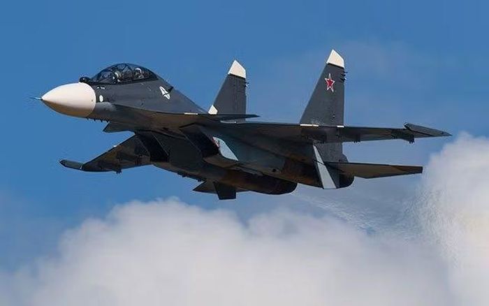 Được phát triển như một phần của chương trình hiện đại hóa toàn diện dành cho Su-30SM, máy bay này tích hợp nhiều công nghệ ban đầu được phát triển cho Su-35, giúp tăng cường đáng kể cả hiệu quả chiến đấu và sự dễ dàng trong bảo trì.