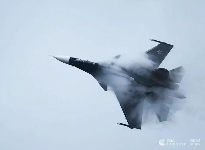 Su-30SM2 là máy bay chiến đấu tầm xa nhất ở châu Âu ngoài lãnh thổ Nga; việc giao hàng cho Lực lượng vũ trang Nga bắt đầu vào đầu năm 2022. Loại tiêm kích nói trên cũng đang phục vụ trong Không quân Belarus.