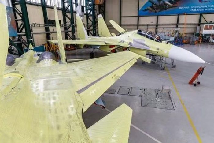 Mặc dù các cuộc tập trận gần đây sử dụng vũ khí không điều khiển, Su-30SM2 có khả năng mang nhiều loại bom và tên lửa dẫn đường chính xác, bao gồm cả tên lửa hành trình tầm xa và vũ khí chống hạm.