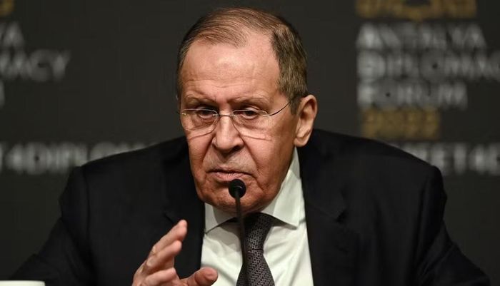 Ngoại trưởng Nga Sergey Lavrov khẳng định Moscow không cung cấp vũ khí cho Iran và mong muốn chấm dứt căng thẳng tại eo biển Hormuz. Ông cũng chỉ trích phương Tây, đặc biệt là Mỹ, vì cho rằng Nga và Trung Quốc đang trực tiếp hỗ trợ Iran tấn công các mục tiêu của Mỹ.