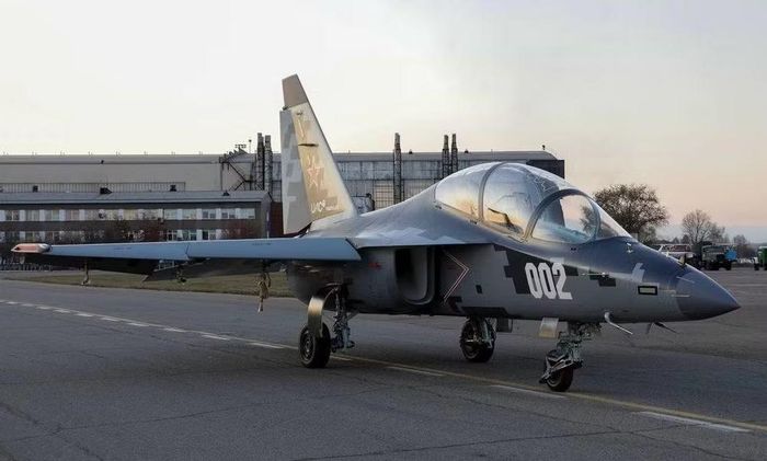 Bên cạnh đó, hệ thống phòng vệ President-S130, hệ thống liên lạc KSS-130 và gói vũ khí mở rộng (bao gồm tên lửa không đối không R-77-1 và R-74M, tương ứng với radar chủ động và hệ thống dẫn đường hồng ngoại) mang lại khả năng tác chiến rất đa dạng.