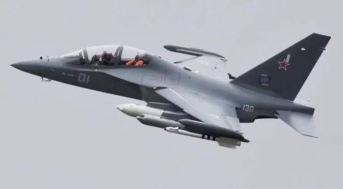 Báo chí phương Tây thậm chí đánh giá rằng Yak-130M "có thể thực hiện nhiệm vụ của máy bay chiến đấu, máy bay tấn công và cả máy bay đột kích phòng không đối phương":