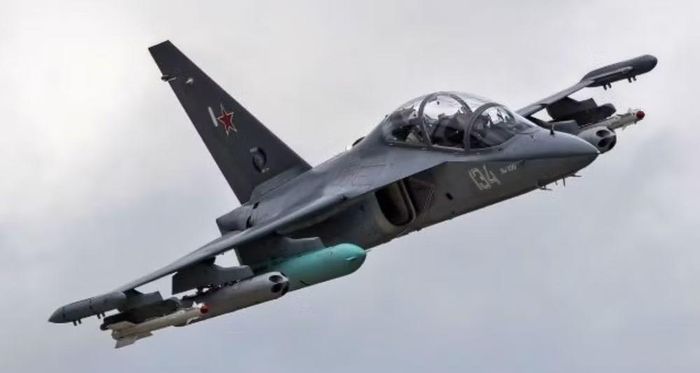 "Chiếc Yak-130 đang được phát triển từ máy bay huấn luyện phản lực thành một nền tảng chiến đấu hạng nhẹ đa năng, có khả năng hỗ trợ các hoạt động phòng không, bao gồm cả nhiệm vụ chống máy bay không người lái, tấn công và an ninh hàng hải", tờ báo nêu rõ.