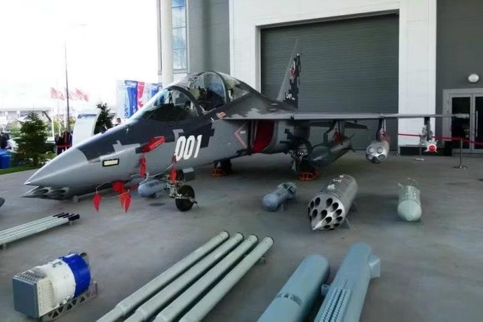 Chiếc Yak-130M kết hợp giữa radar BRLS-130R thế hệ mới (cung cấp khả năng tìm kiếm và theo dõi đối tượng), kèm theo hệ thống dẫn đường quang điện tử SOLT-130K (cung cấp thêm kênh thụ động để phát hiện, phân loại, nhận dạng vật thể và chỉ định mục tiêu).