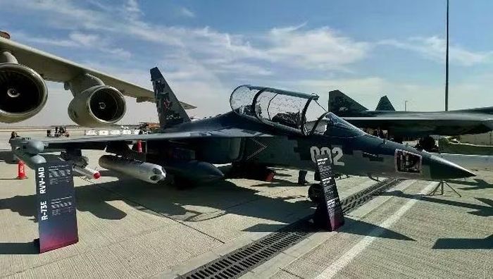Theo như ấn phẩm Army Recognition đã nêu, trong khi Su-57 sẽ đóng vai trò là máy bay đánh chặn phòng không tầm xa, hiệu quả cao, thì Yak-130M sẽ chịu trách nhiệm cho tầng thấp hơn của hệ thống phòng không đa tầng: