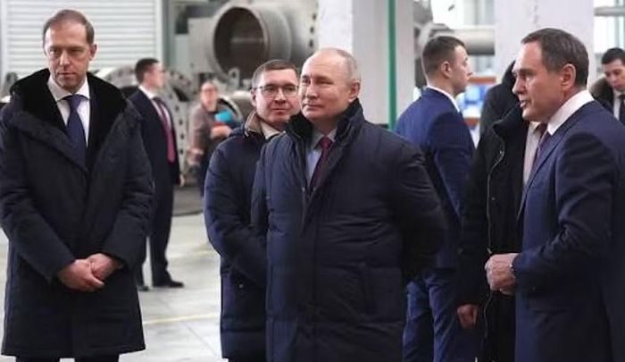 Ông Cherezov là giám đốc Công ty Vận tải Hàng không Nga, doanh nghiệp được đăng ký thành lập tại thành phố Tula vào năm 2022. Theo hồ sơ doanh nghiệp của Nga, công ty hoạt động chủ yếu trong lĩnh vực nghiên cứu và phát triển khoa học tự nhiên, công nghệ và kỹ thuật.