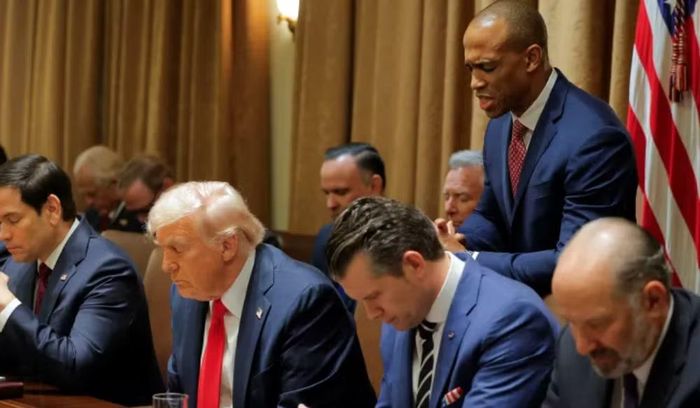 Dù ít có cơ hội tiếp xúc trực tiếp với Tổng thống Trump hơn so với ông Caine và Bộ trưởng Hegseth, ông Cooper vẫn nhận được sự ủng hộ của Bộ trưởng Quốc phòng đối với phương án leo thang quân sự.