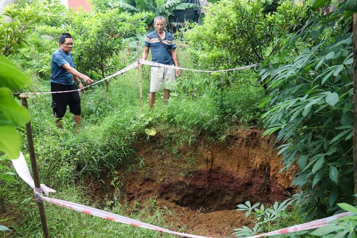 Hố sụt sâu 1,5m tại thôn Sào Lâm, xã Thanh Sơn sau trận mưa lớn đầu tháng 7/2026. Ảnh: Đình Minh