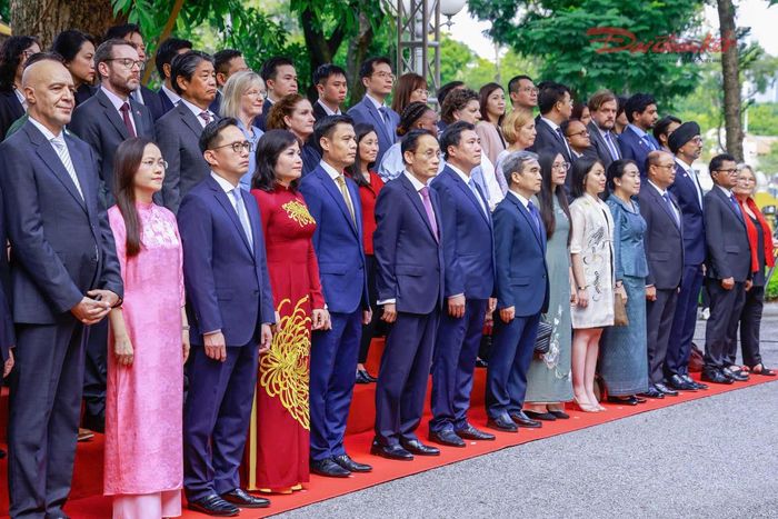 Các đại biểu dự lễ thượng cờ ASEAN. Ảnh: Quang Vinh
