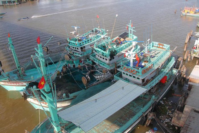 Ngư dân xã Sông Đốc ( Cà Mau) chuẩn bị ngư lưới cụ cho chuyến vươn khơi bám biển. Ảnh: CĐ