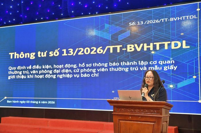 Phó Cục trưởng Cục Báo chí Mai Hương Giang trình bày tại Hội nghị.