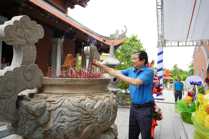 Chủ tịch Liên đoàn Lao động TP Hải Phòng Nguyễn Anh Tuân dâng hương tưởng niệm đồng chí Nguyễn Đức Cảnh. Ảnh: PT.