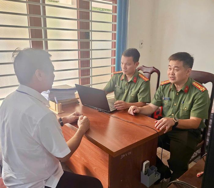 Lãnh đạo Phòng An ninh Chính trị nội bộ Công an tỉnh Đắk Lắk làm việc với ông Huỳnh Tấn Anh. Ảnh: PA03.