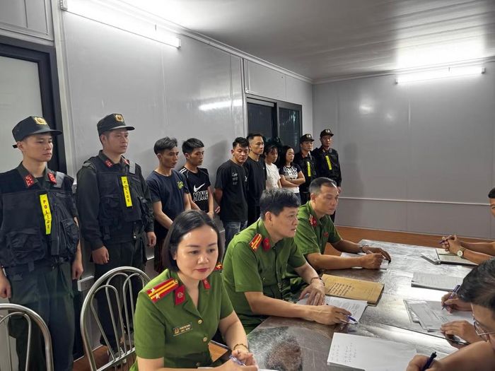 Cán bộ điều tra lấy lời khai của các đối tượng. Ảnh: Cục Cảnh sát phòng, chống tội phạm về môi trường, Bộ Công an.