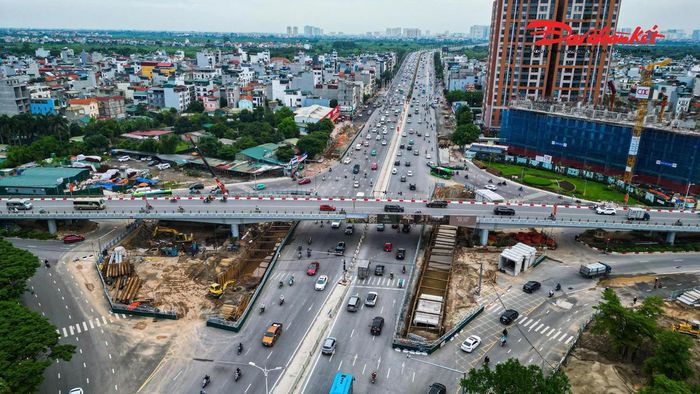 Khu vực cổng chính Aeon Mall Long Biên trên đường Đàm Quang Trung sẽ được tổ chức giao thông một chiều đối với ô tô từ ngày 1/8 để phục vụ thi công hầm chui Cổ Linh.