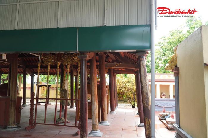 Ông Nguyễn Đình Lập, người trông coi Đình Đỉnh Lự cho biết, di tích từng được sửa chữa nhưng do nguồn kinh phí hạn hẹp nên việc tu bổ chỉ mang tính cục bộ, chủ yếu xử lý những hạng mục xuống cấp trước mắt, chưa thể phục hồi đồng bộ để bảo đảm yêu cầu bảo tồn lâu dài.