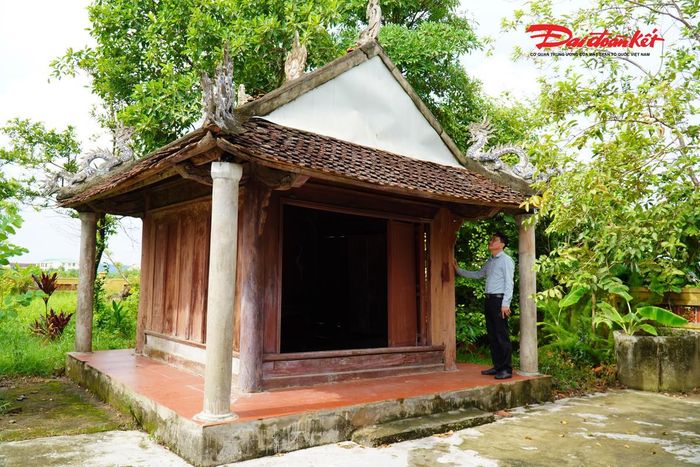 Được xây dựng từ đầu thế kỷ XVI để thờ danh tướng Nguyễn Xí, ngôi đình không chỉ là không gian sinh hoạt văn hóa của người dân địa phương mà còn là chứng nhân của những mốc son lịch sử cách mạng. Sau khi Đảng Cộng sản Việt Nam ra đời vào đầu năm 1930, tại đây, một nhóm thanh niên Tân Việt đã thành lập Chi bộ Cộng sản gồm 5 đảng viên, mở đầu cho phong trào cách mạng ở vùng hạ Can Lộc.
