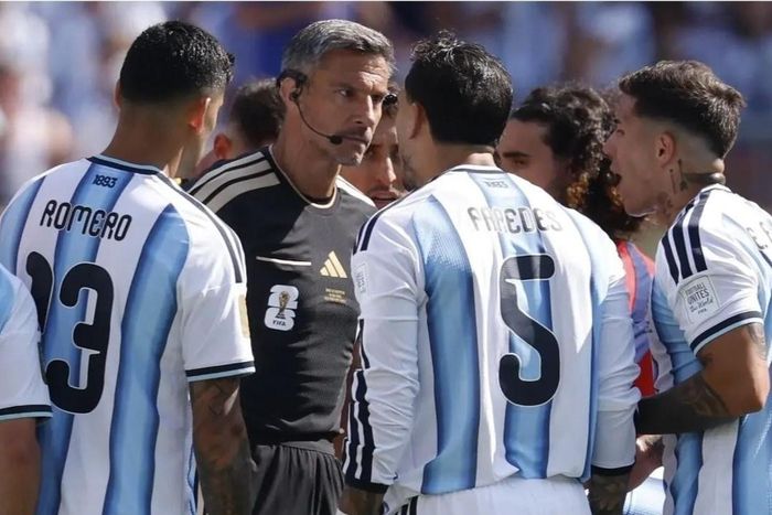  Trọng tài Slavko Vincic với vẻ mặt nghiêm khắc khi đối diện các cầu thủ Argentina trong trận chung kết World Cup 2026. Ảnh: EFE. 