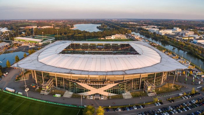  Volkswagen Arena được xây dựng tại Wolfsburg (Đức) và nhà thi đấu đa năng tại Istanbul (Thổ Nhĩ Kỳ). Tại Đức, mái nhà của CLB VfL Wolfsburg có sức chứa khoảng 30.000 chỗ ngồi. Tại Thổ Nhĩ Kỳ, sân được đặt trong khu phức hợp văn hóa Uniq Istanbul, có sức chứa lên đến 5.800 chỗ ngồi, thường diễn ra các buổi thi đấu bóng rổ. Ảnh: VfL Wolfsburg. 