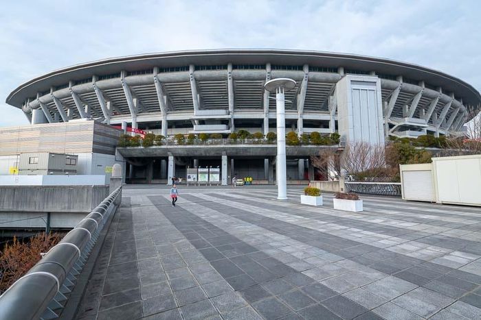  Nissan Stadium, hay còn được gọi là sân vận động Yokohama đặt tại Nhật Bản. Nơi đây có sức chứa khoảng 72.327 chỗ ngồi. Sân vận động Nissan từng là nơi diễn ra trận chung kết FIFA World Cup 2002, Olympic mùa hè 2020 và các buổi hòa nhạc từ những siêu sao như TVXQ hay Seventeen. Ảnh: Nissan Stadium. 